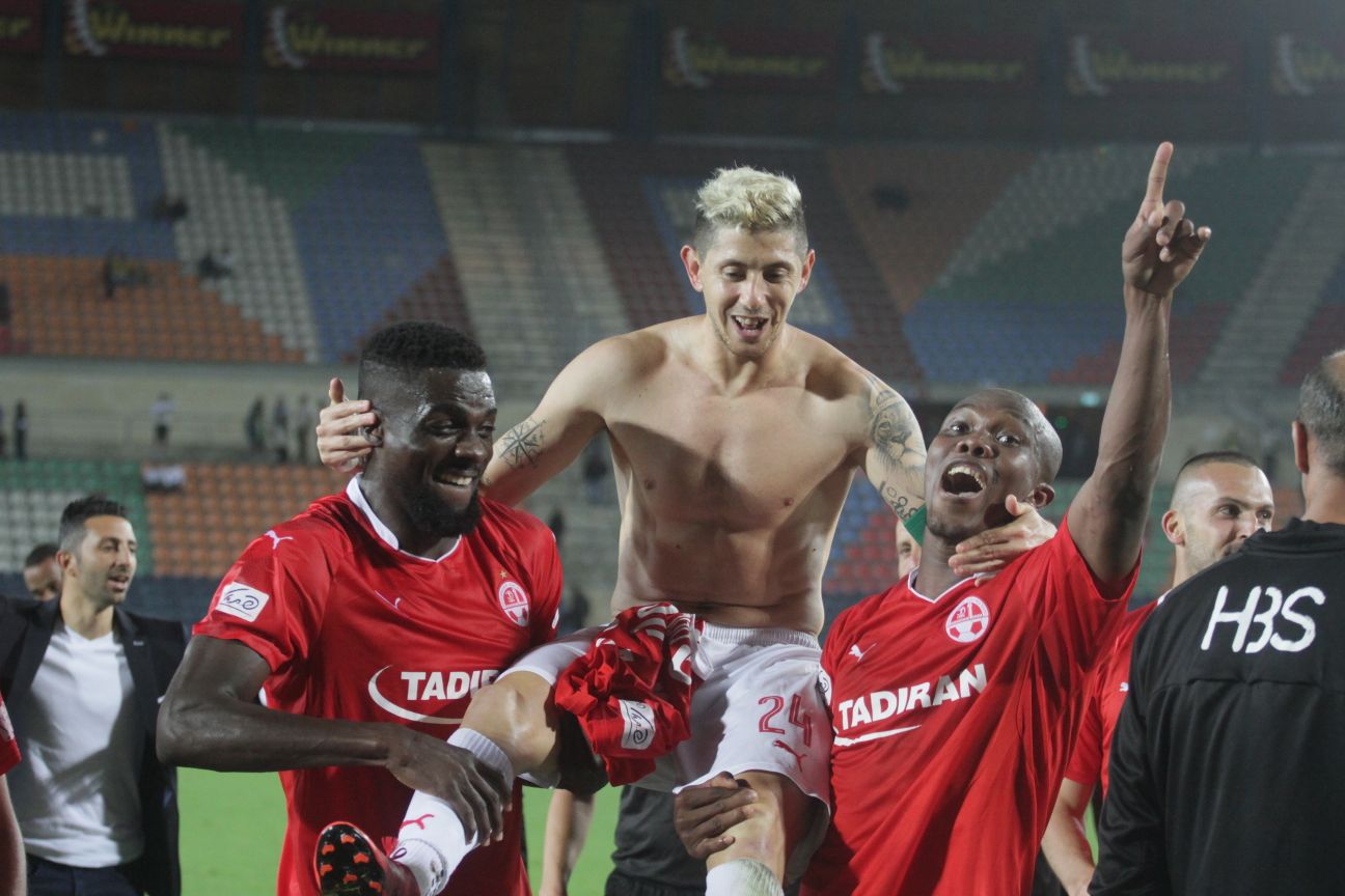 מאור מליקסון כבר בלי חולצה. טוני וואקמה וג'ון הוגו מרימים אותו (צילום: בן בודה)